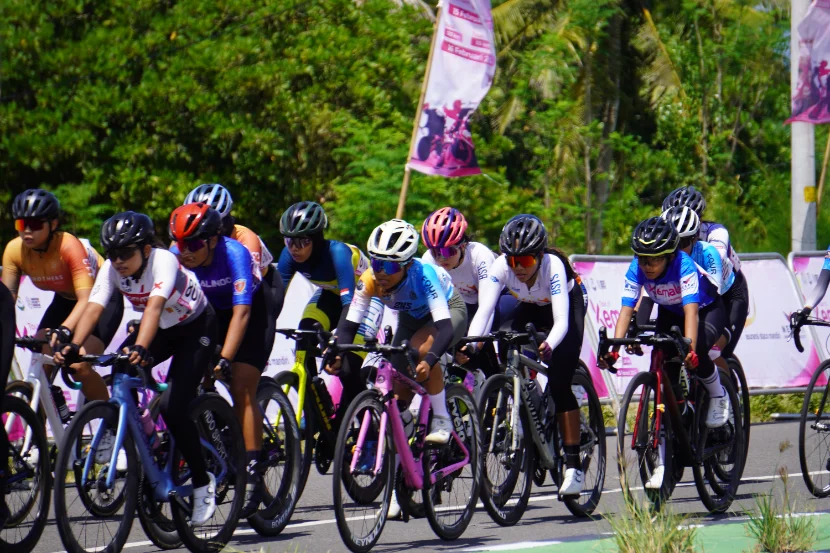 Riders mid-race on a timed course